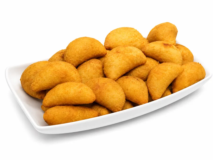 Risoles fritos servidos em bandeja